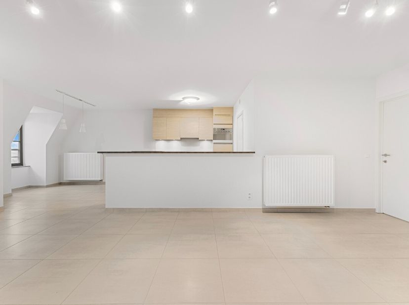 Optie tot aankopen (meerdere) garages in de residentie! Sint-Idesbald : Prachtig 4-slaapkamer appartement te koop in hartje Sint-Idesbald. gelegen in