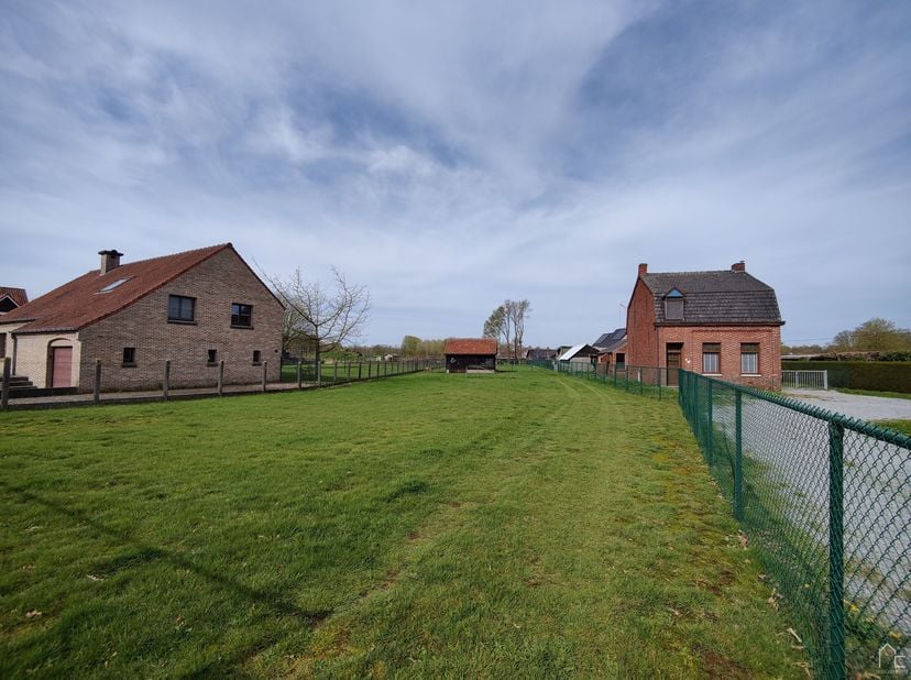 Deze bouwgrond is gelegen op een centrale ligging in Achel, op wandel- of fietsafstand van het dorp met horeca- en winkelvoorzieningen, de basisschool