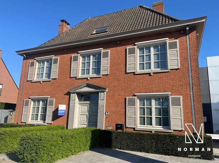 Zeer statige woning te koop in Harelbeke!&lt;br /&gt;
Bij het binnengaan van deze prachtwoning word je meteen verwelkomd in een zeer ruime en luxueuze inkom