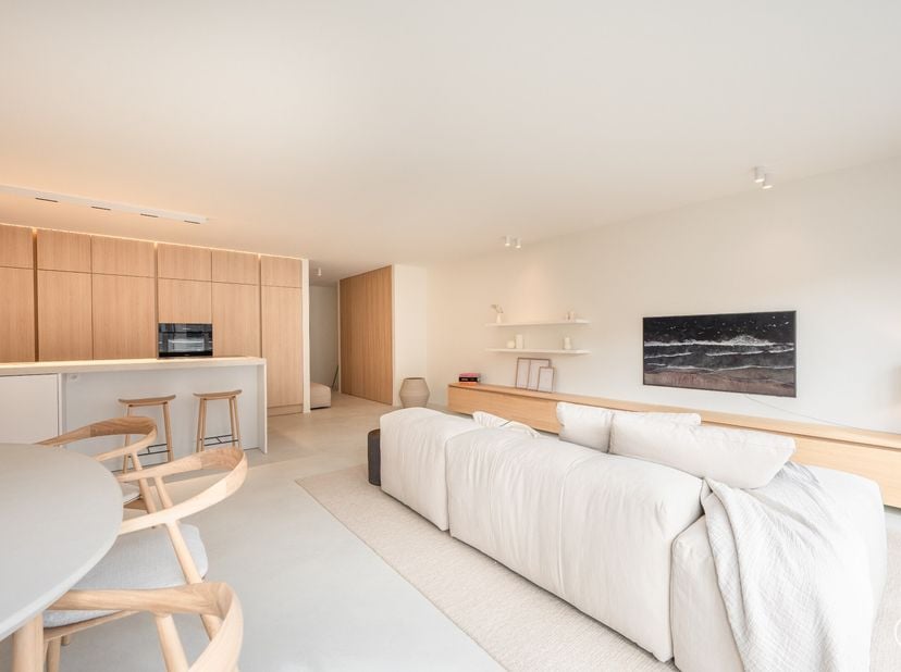 Prachtig ruim 3 slaapkamerappartement met mooie gevelbreedte gelegen in de Paul parmentierlaan te Knokke.&lt;br /&gt;
Indeling:&lt;br /&gt;
Inkomhall met apart to