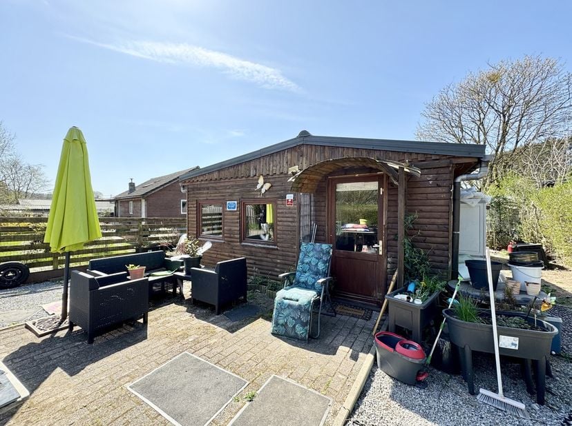 Chalet de ±45m² (loué pour un montant de 500 euro / mois)&lt;br /&gt;
- Séjour sur parquet laminé de ±23 m² avec coin cuisine comprenant meubles, évier, taq