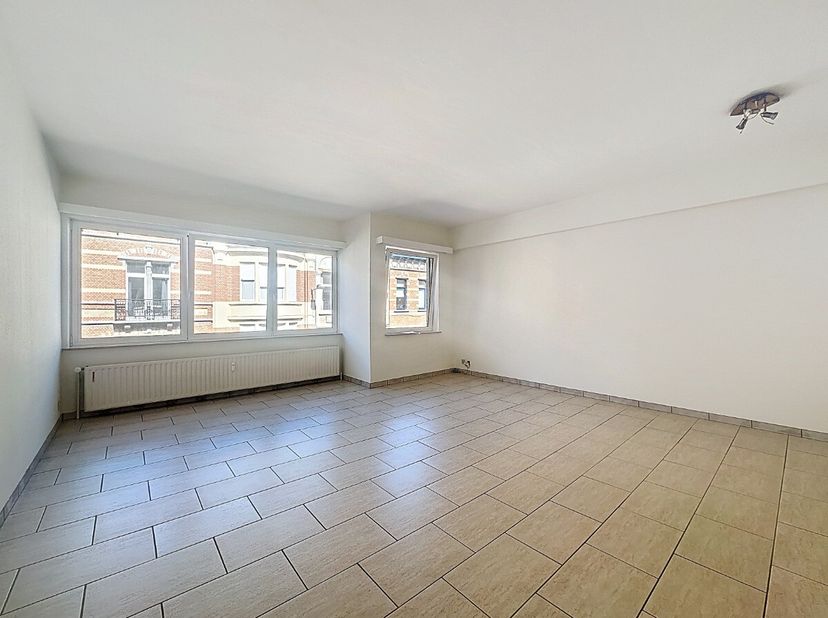 ERA Chatelain a le plaisir de vous proposer ce charmant appartement 2 chambres, dune superficie de 90 m², idéalement situé à proximité de lAvenue Loui