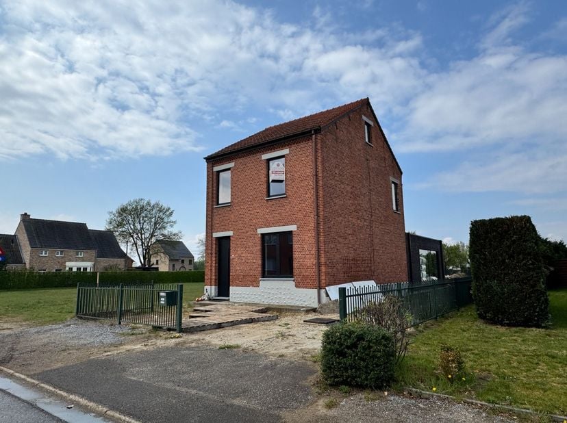 Ben je op zoek naar een woning met ruimte, potentieel en vooral véél mogelijkheden?&lt;br /&gt;
Dan is deze halfopen bebouwing op Meeënheide 96 in Genk miss