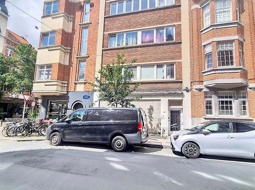 L&#039;agence immobilière Contigo vous propose un rez-de-chaussée commercial, idéalement situé à deux pas de la chaussée d&#039;Alsemberg et de l&#039;Altitude Cent,
