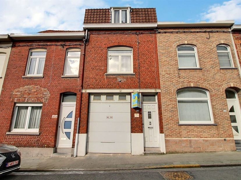 Maison Bel-Étage à Rénover avec Grand Garage