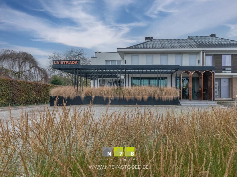 UNIEK HANDELSPAND MET BOVENLIGGEND APPARTEMENT OP EEN PERCEEL VAN 21A27CA TE MAASMECHELEN&lt;br /&gt;
Het handelsgelijkvloers is momenteel in gebruik als ho