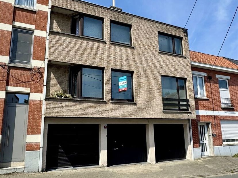 Bel-étage spacieux avec garage dans le centre de Rumbeke&lt;br /&gt;
Aménagement comme suit :&lt;br /&gt;
Rez-de-chaussée : hall d&#039;entrée / débarras / garage avec