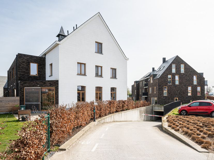 In deze groene residentie vinden we een gerenoveerd klooster waarin het appartement werd ondergebracht. Het ruime, lichtrijke appartement bevindt zich