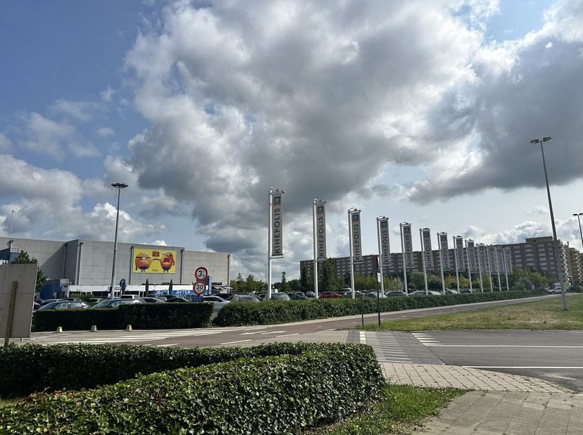Horecapand 178,5m² Terras 265,7m² Lasten o Gemeenschappelijke lasten 250 euro / maand o Onroerende voorheffing 1600 euro / jaar o Kosten voor water en