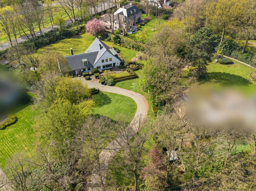 Deze villa is niet alleen aan en zeer mooie en brede laan gelegen, bovendien is de villa zelf erg ruim opgezet (uitbreiding mogelijk: zeer royale bouw
