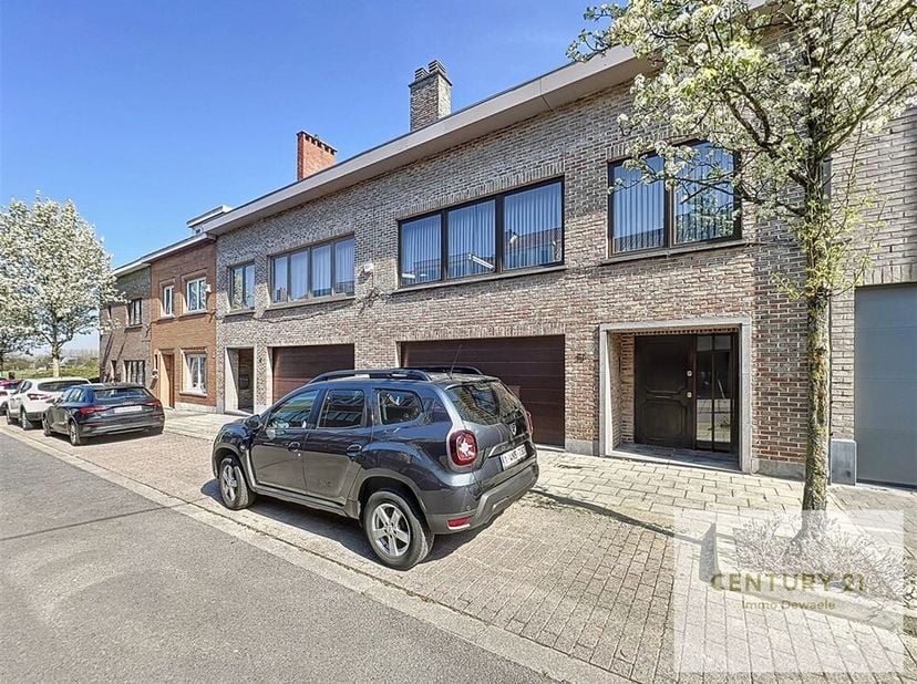 Century 21 Immo Dewaele est ravi de vous proposer cette charmante et grande propriété située à Wemmel. Sur son terrain de près de 6 ares, dans une rue