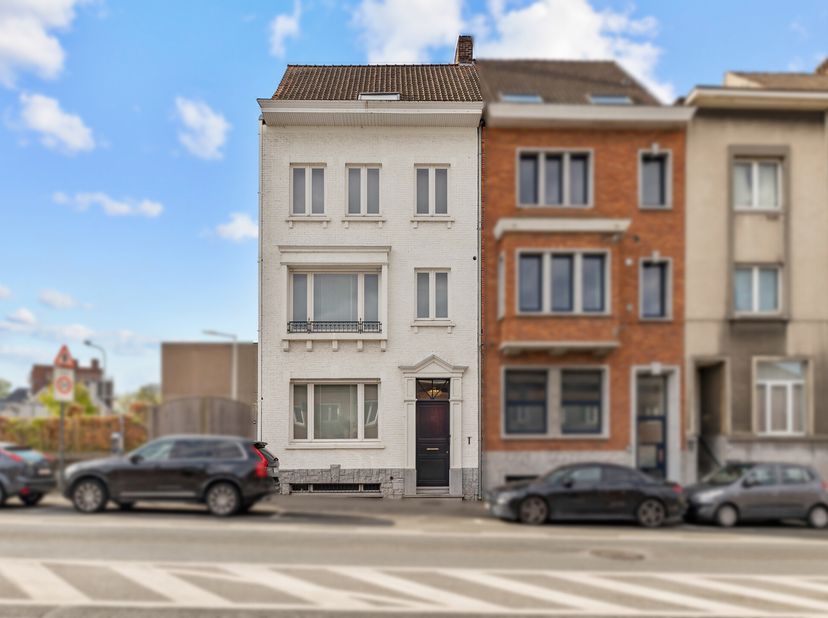 TOPGELEGEN MOOI AFGEWERKTE HALFOPEN HERENWONING MET 4 SLK, RUIME TUIN EN PARKING VOOR 2 WAGENS op wandelafstand van het station. INDELING: prachtige i