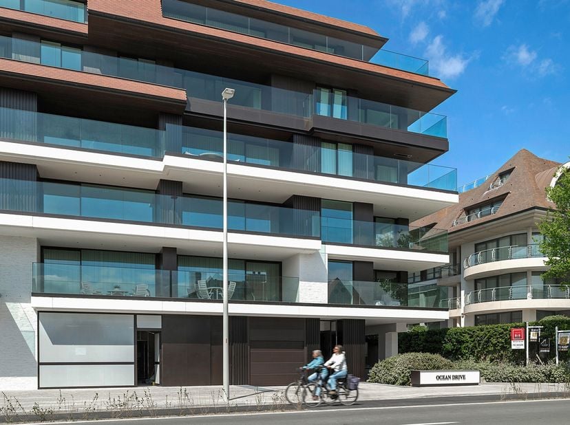 In de prestigieuze nieuwbouwresidentie Ocean Drive&lt;br /&gt;
, centraal gelegen aan de Kustlaan in het Zoute en op enkele passen van de Zeedijk, presenter