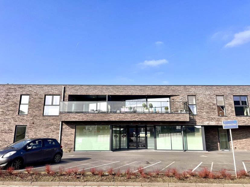 RECENT groot APPARTEMENT met 2 SLK, TERRAS, goedgelegen op wandelafstand van de Leie. PERFECT onderhouden, goed verhuurd aan correcte huurder. INDELIN