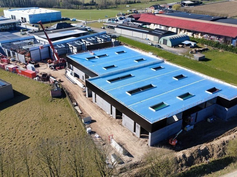 246m² nouveau hangar&lt;br /&gt;
Emplacement: sur un parc d&#039;activités à Herzele, facilement accessible via l&#039;E40&lt;br /&gt;
Spécifications: 1 porte sectionnelle