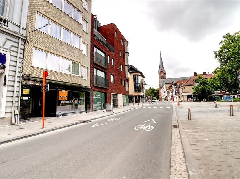 GELEGEN IN HET CENTRUM VAN DE STAD&lt;br /&gt;
Deze gelijkvloerse woonst houdt het midden tussen appartement en woning, het voordeel van gelijkvloers wonen