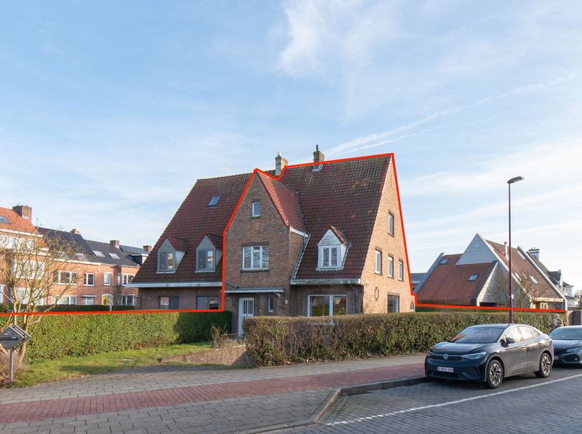 Charmante halfopen woning te koop met zuidwest gerichte tuin gelegen langs de Parklaan te Oostende. Dankzij deze centrale, doch rustige ligging bevind