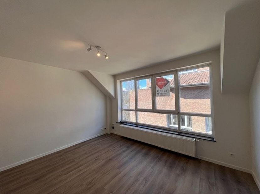 Dit gezellige appartement met één slaapkamer, gelegen op de vierde verdieping van een kleinschalig gebouw, biedt een ideale combinatie van comfort en