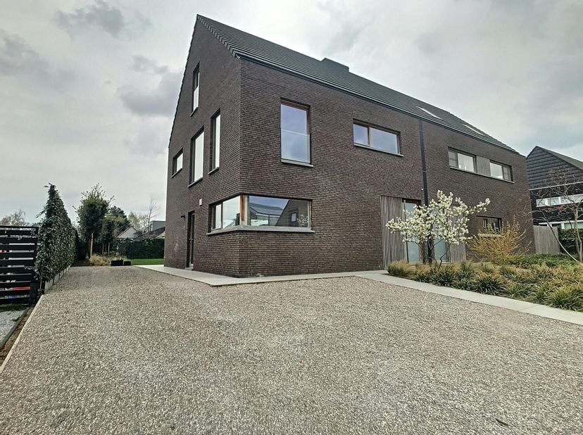 Deze moderne instapklare woning met drie kamers te huur in Beveren-Leie is gelegen nabij belangrijke invalswegen met een makkelijke verbinding naar Wa
