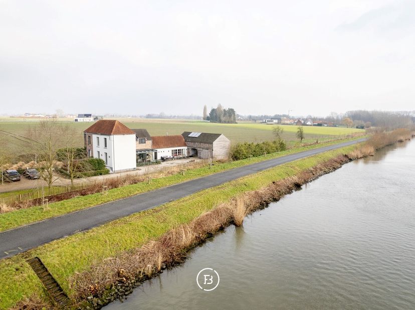 Aan de schilderachtige oevers van de Schelde, op een royaal perceel van 6.387 m², bevindt zich deze exclusieve en hoogwaardig afgewerkte Bed &amp; Breakfa