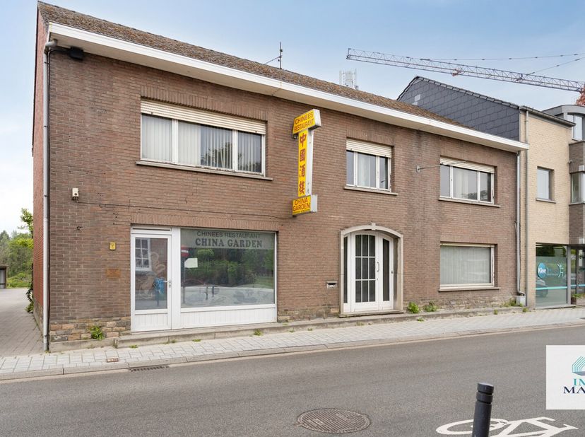 Ontdek deze ruime woning (17m breed - ca 259 m² bew. opp.) met veel potentieel op een perceel van 311m² pal in het centrum. Gelegen op invalsweg nabij