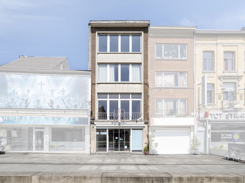 Proposé à la vente à Merksem au Bredabaan 328 situé sur la place rénovée de la municipalité/de l&#039;église - une maison de commerce commerciale (ancienne