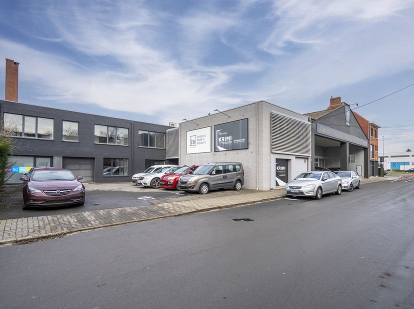 Kantoorgebouw met geïntegreerde atelier op een totale grondoppervlakte van 630 m².&lt;br /&gt;
Indeling: &lt;br /&gt;
*Gelijkvloers&lt;br /&gt;
- inkom&lt;br /&gt;
- sanitair