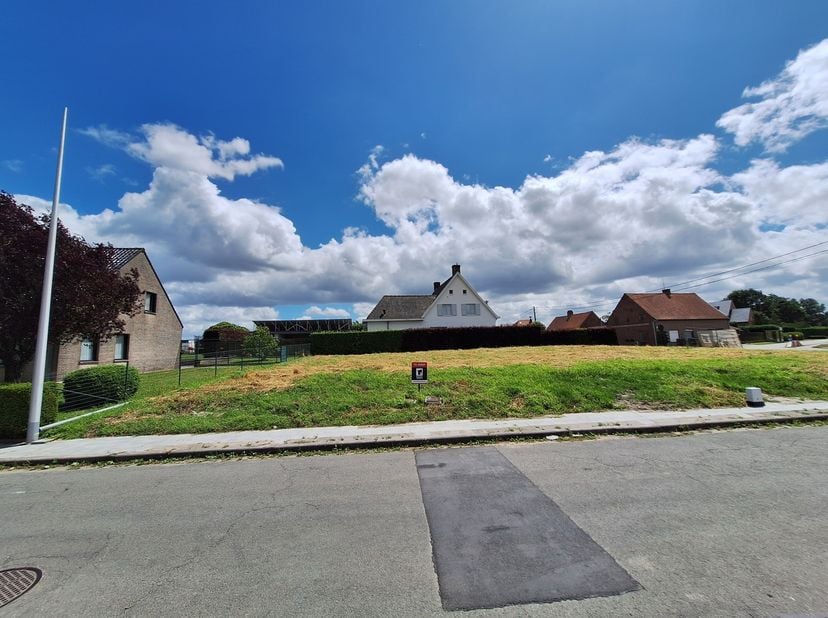 Een mooi stuk bouwgrond van 478m² zonder bouwverplichtingen. Bouwgrond voor een alleenstaande woning. Het perceel ligt op slechts 2 minuten rijden van