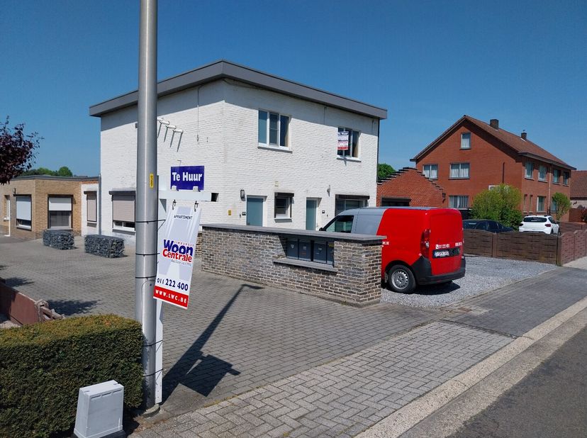 Dit aangename appartement bevindt zich op de eerste verdieping van een kleinschalige residentie in een rustige straat in Diepenbeek. Voor de deur is e