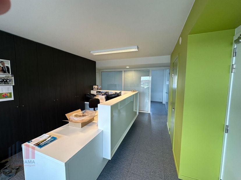 Fantastisch gelegen kantoor met een oppervlakte van 524 m² te huur langs én met visibiliteit van de bedrijvige Meensesteenweg op slechts 300 m van de
