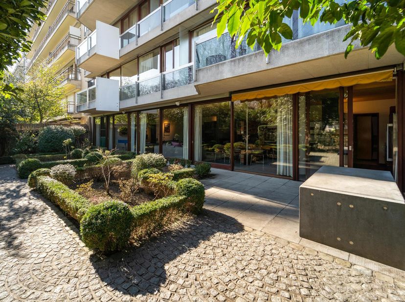 Idéalement situé face au Jardin du Roi, dans un immeuble de style moderniste, appartement meublé dune superficie brute selon PEB de ± 172 m² offrant t