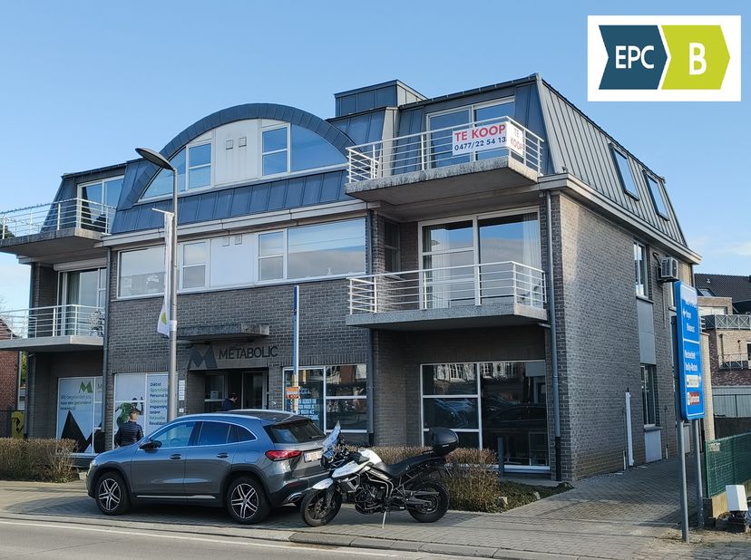 Energiezuinig dakappartement met 2 terrassen, ondergrondse parking, kelderberging en lift gelegen aan het dorpsplein van Hulshout.