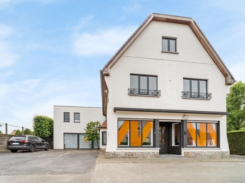 Op een commerciële zichtligging in Oostkamp situeert zich dit ruime pand bestaande uit een kantoor op het gelijkvloers met achterliggend een loods en
