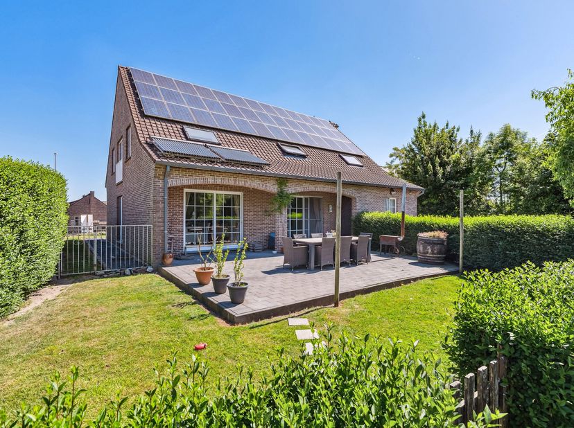 Ruime vrijstaande woning op een goede locatie met een bruikbare oppervlakte van +-469m² op een terrein van 1295m² te Herk-de-stad. Deze heeft een inpa