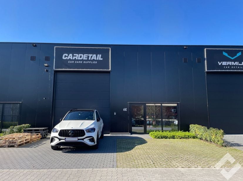 Recente KMO-unit van 220m2 te huur in nieuwe ontwikkeling Toekomststraat 6 in Bree. Deze unit is zeer centraal gelegen nabij doorgaande weg Peerderbaa