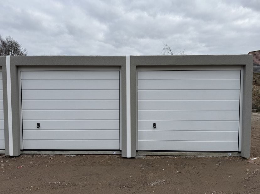 Op zoek naar een veilige en toegankelijke plek voor je voertuig of extra opslagruimte? Deze garageboxen in Woumen bieden je alles wat je nodig hebt!&lt;b