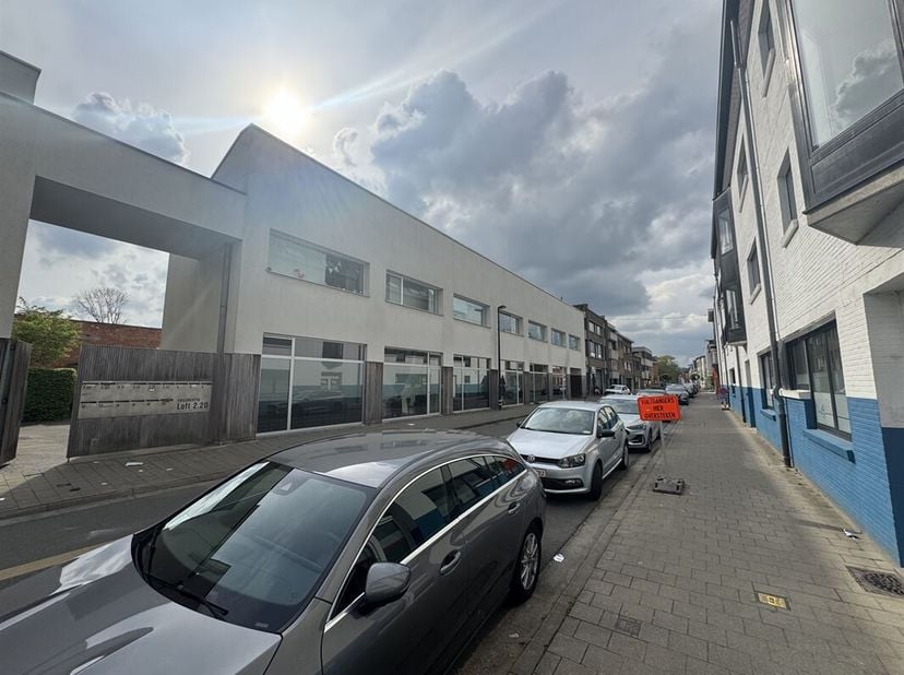 Découvrez ce charmant et lumineux appartement de style loft au coeur d&#039;Alost. Il offre deux chambres spacieuses, parfaites pour les familles ou les je