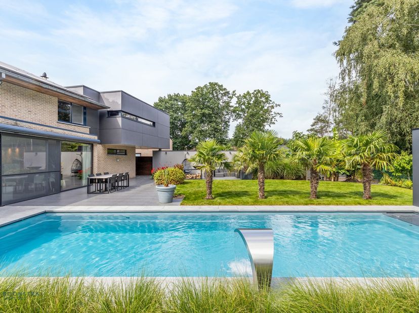 Op een rustige en residentiële locatie in Tremelo vinden we deze unieke gezinswoning, gelegen op een prachtig perceel met een tuin met tropische uitst