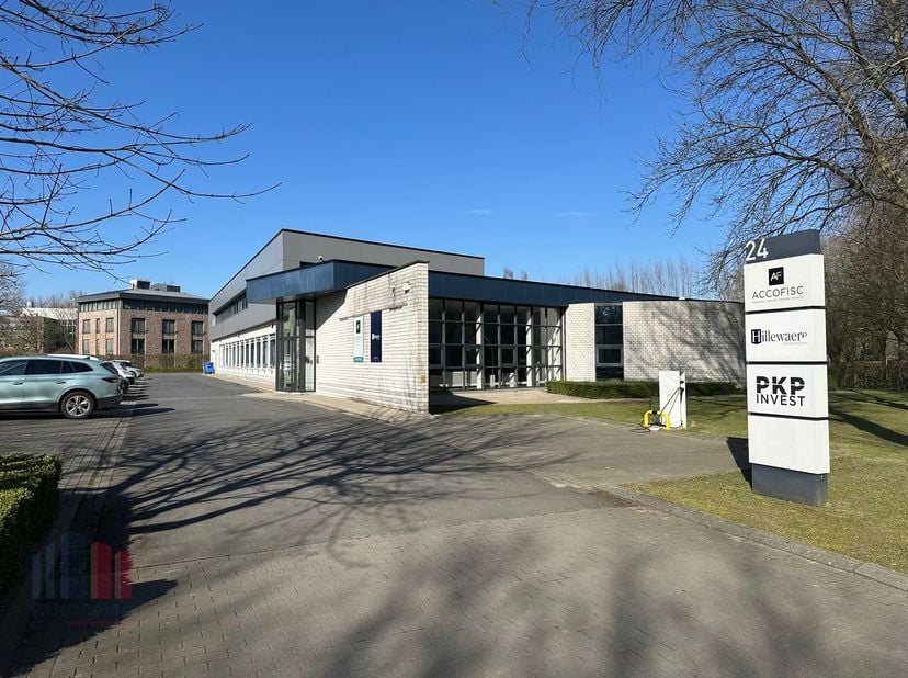 Prachtig gelegen kantoor van 25 m² te huur, vlakbij de E17 afrit 2 Hoog-Kortrijk, met een vlotte verbinding naar de R8 en E403.&lt;br /&gt;
&lt;br /&gt;
Ben je op