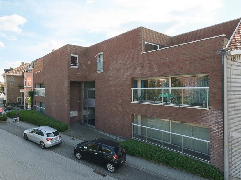 À VENDRE  APPARTEMENT AU REZ-DE-CHAUSSÉE AVEC TERRASSE SPACIEUSE ET JARDIN PRIVATIF AU CUR DE ZAVENTEMIdéalement situé dans le centre de Zaventem, à d