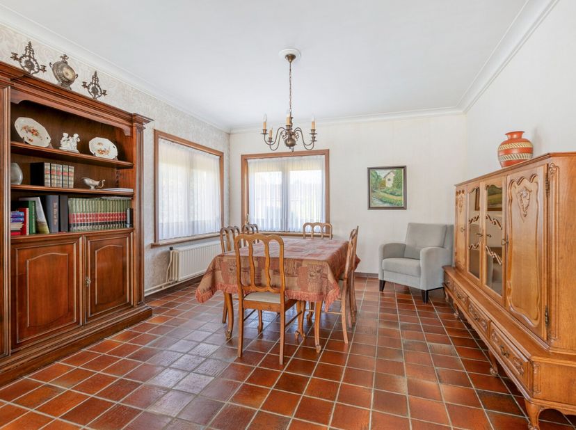 Deze te renoveren woning met drie slaapkamers is uiterst rustig gelegen op een perceel van 912 m², pal op de grens tussen Geel en Sint-Jozef Olen.&lt;br