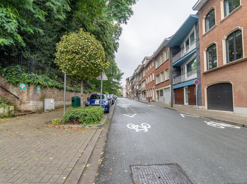 Charmant appartement de ±90 m², rafraîchi en 2025, idéalement situé à proximité immédiate de toutes les commodités.&lt;br /&gt;
Niché au 2e étage sur 3 dune