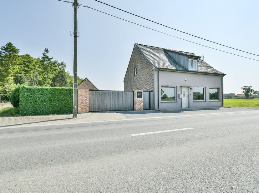 Welkom in deze charmante, vrijstaande woning te Kortemark, omringd door groen en weidse zichten! Gelegen op een boogscheut van het centrum van Kortema