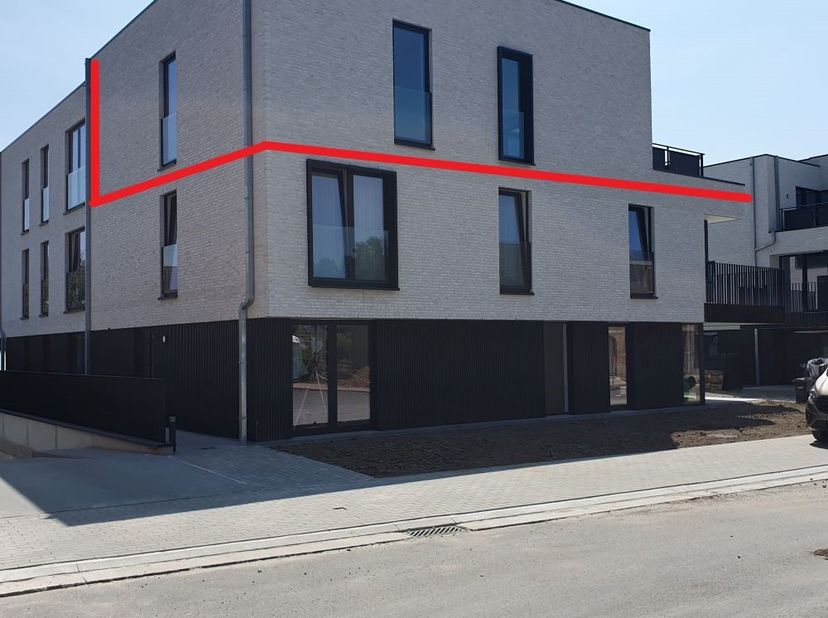 Dit schitterende nieuwbouwappartement biedt niet alleen ruimte en stijl, maar ook een fantastische ligging! Op wandelafstand vindt u de Delhaize, boet