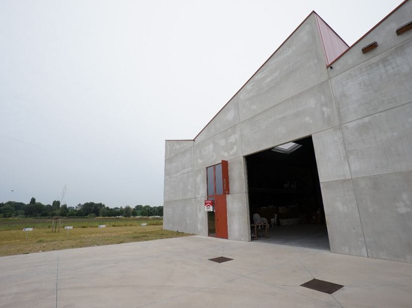 Grote loods 227m² gelegen te Wervik met mezzanine van 108m²Enkel te gebruiken als bedrijf met economische activiteit of stockageruimte gepolierde vloe