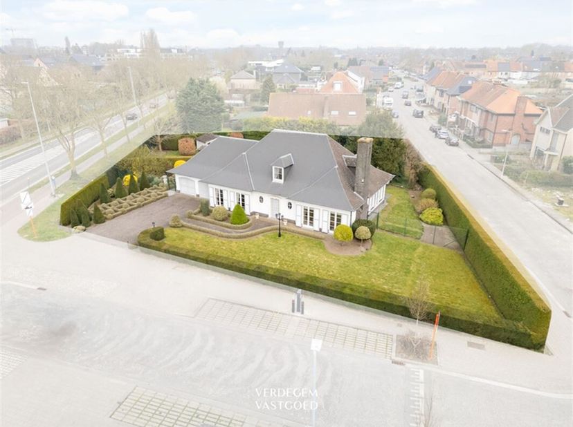 Deze prachtige villa, gelegen aan de invalswegen van Lokeren, biedt een zeldzame kans voor zowel privé als zakelijke doeleinden.&lt;br /&gt;
Met haar statig