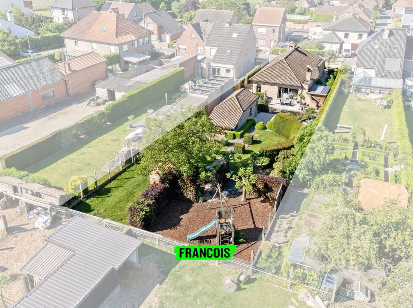 Vous recherchez de l&#039;espace, du confort et de la polyvalence dans un environnement calme et verdoyant ? Cette villa prête à emménager dans le charmant