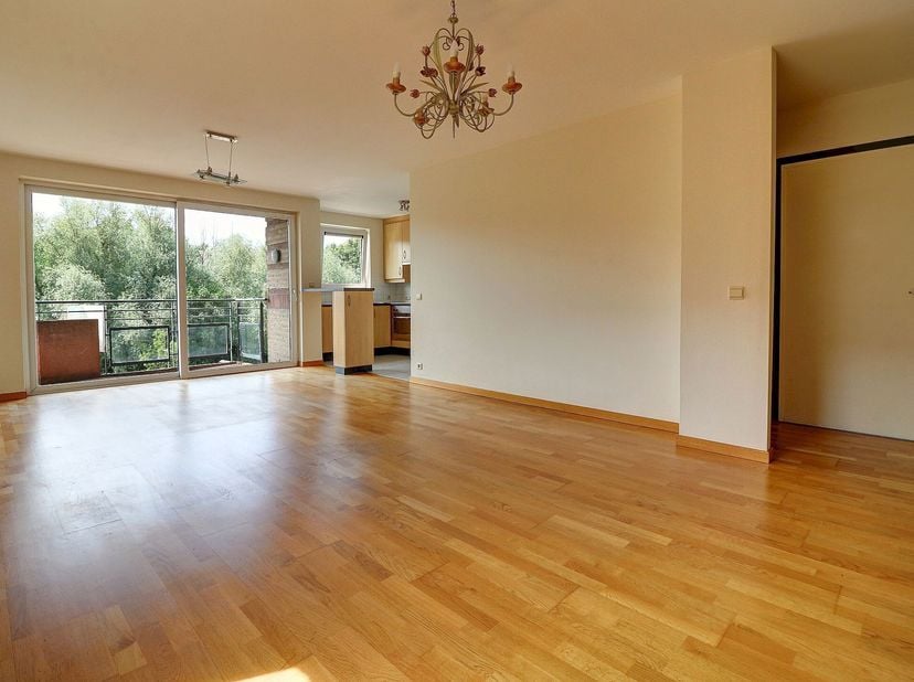 Bel appartement de 90m² avec :&lt;br /&gt;
- 2 chambres en parquet&lt;br /&gt;
- 1 salle de bains avec toilette&lt;br /&gt;
- 1 toilette séparéee&lt;br /&gt;
- 1 beau living