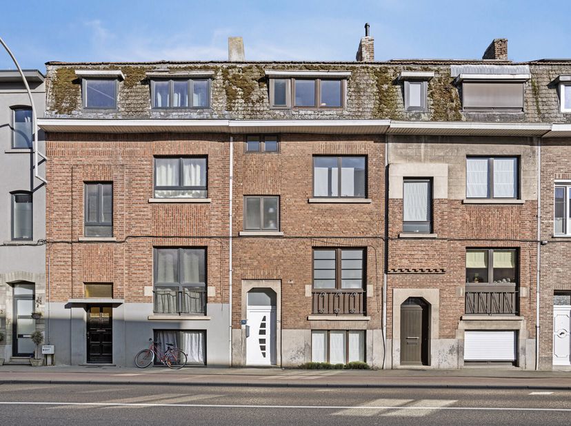 Instapklare woning met o.a. een bewoonbare oppervlakte van 175 m², 4 slaapkamers, mogelijkheid tot 3 badkamers en aangename tuin. EPC label B. Geen re