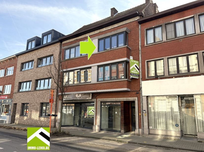 In het centrum van Tongeren, centraal tussen station, winkels en horeca vindt u dit gebouw met een gelijkvloerse handelsruimte en 4 appartementen.&lt;br